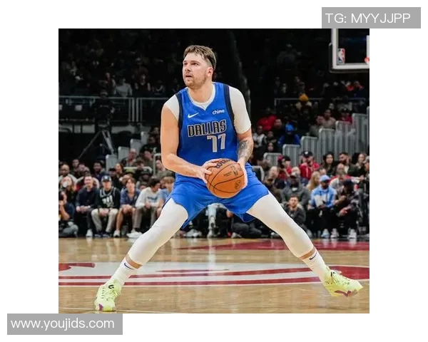 东契奇持球单打 加速突破上篮打成2+1