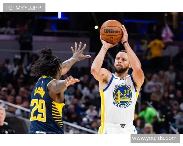 库里轻松步入球馆，表情悠然备战勇士魔术对决