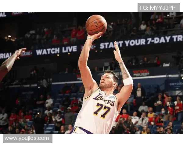 雷霆胖揍湖人!里夫斯打铁 东契奇13中4 半场仅得38分 雷霆胖揍湖人!里夫斯打铁 东契奇13中4 半场仅得38分