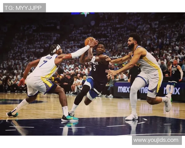 库里对阵森林狼穿加内特战靴,赛前换罗伊御用鞋 库里对阵森林狼穿加内特战靴,赛前换罗伊御用鞋